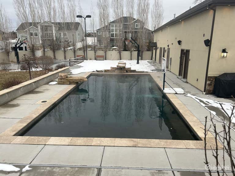  Huge Rectangular Pool for 80 Persons 