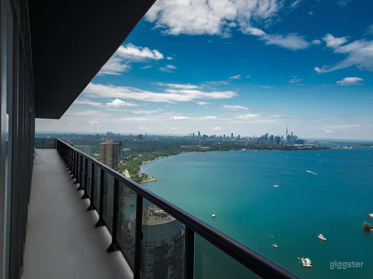  Ático de Lujo Frente al Agua | Vista Panorámica del Lago + Torre CN 