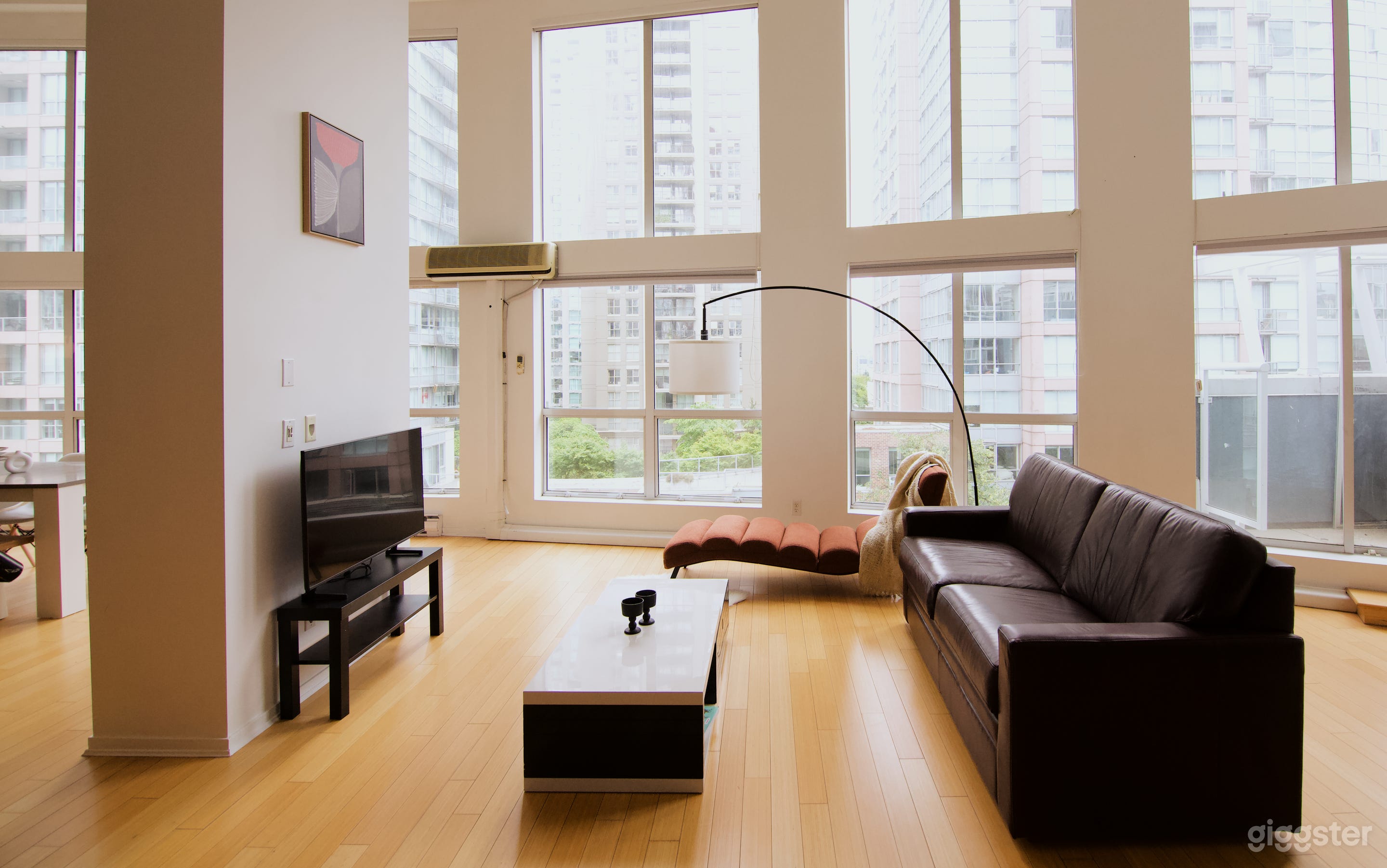 Luxury 1500sf rare loft in Downtown Vancouver Photo 2