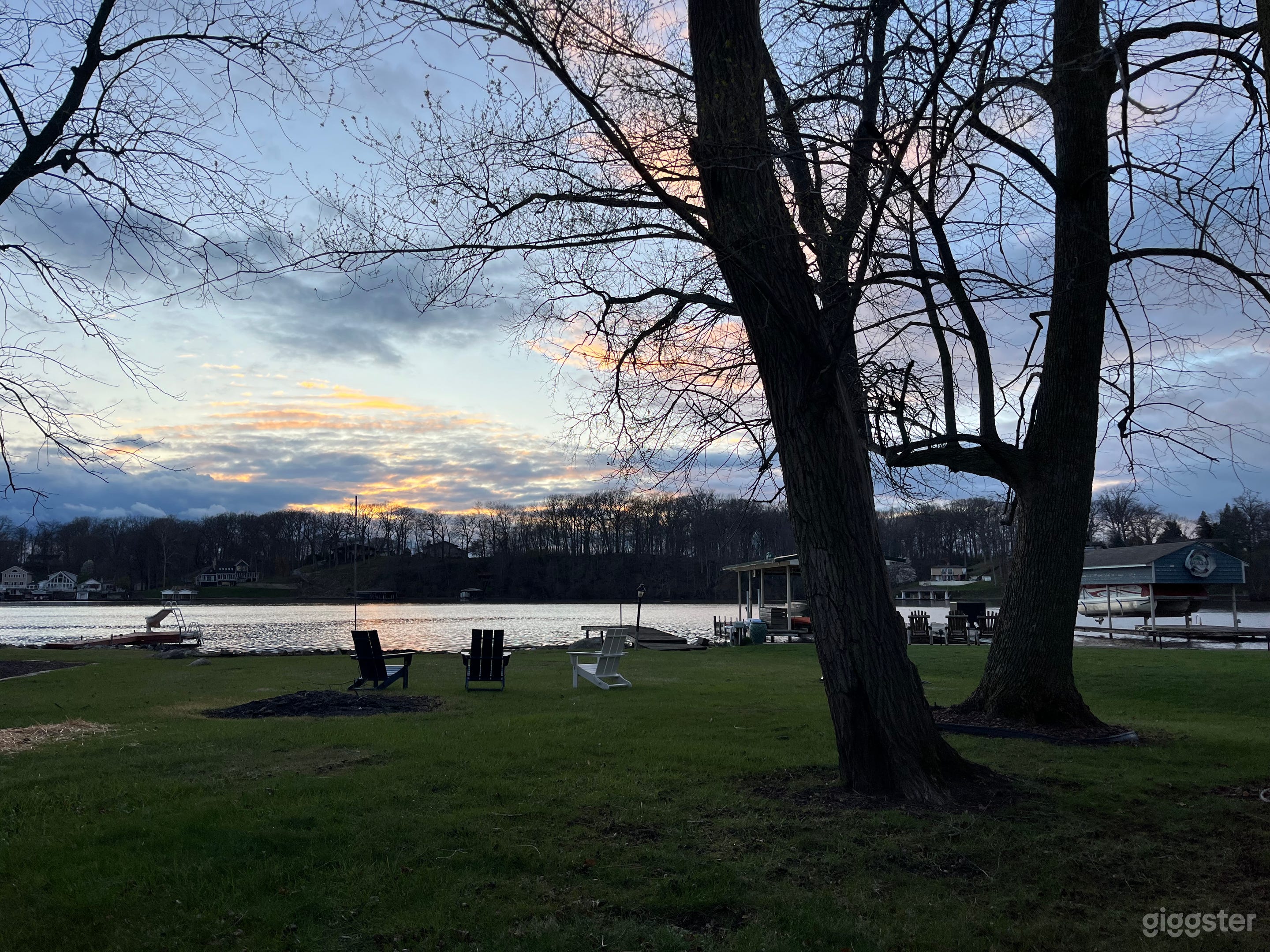 Lake front cottage with modern decor Photo 1