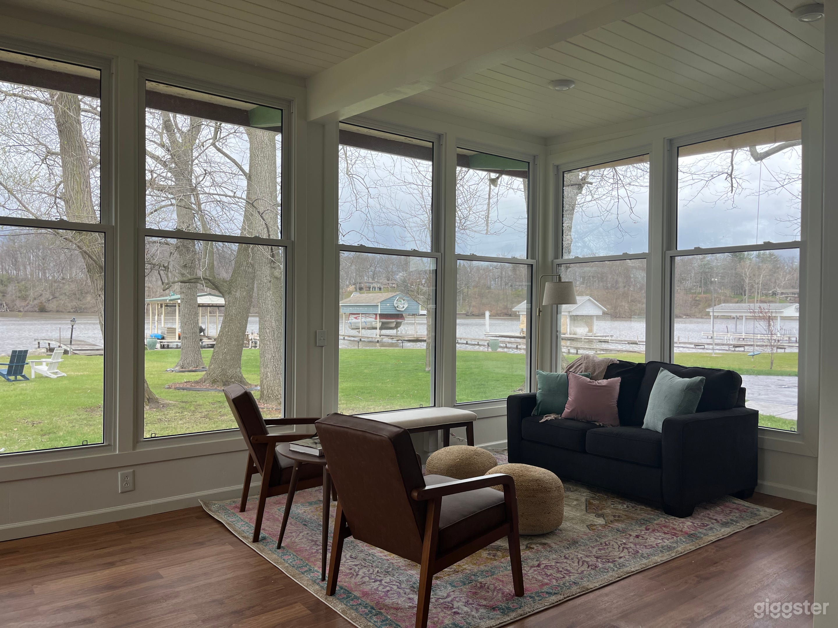 Lake front cottage with modern decor Photo 4