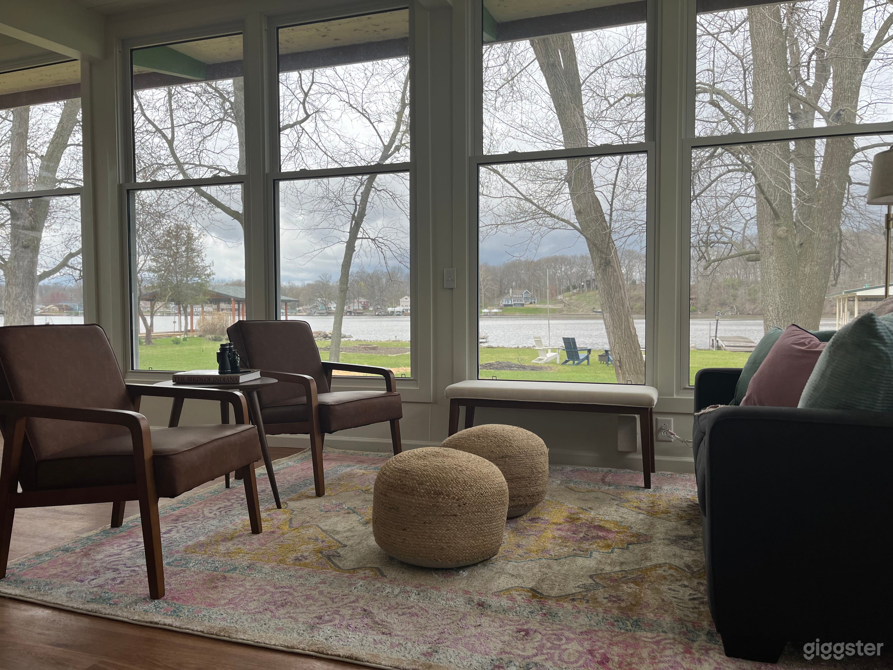 Lake front cottage with modern decor Photo 3