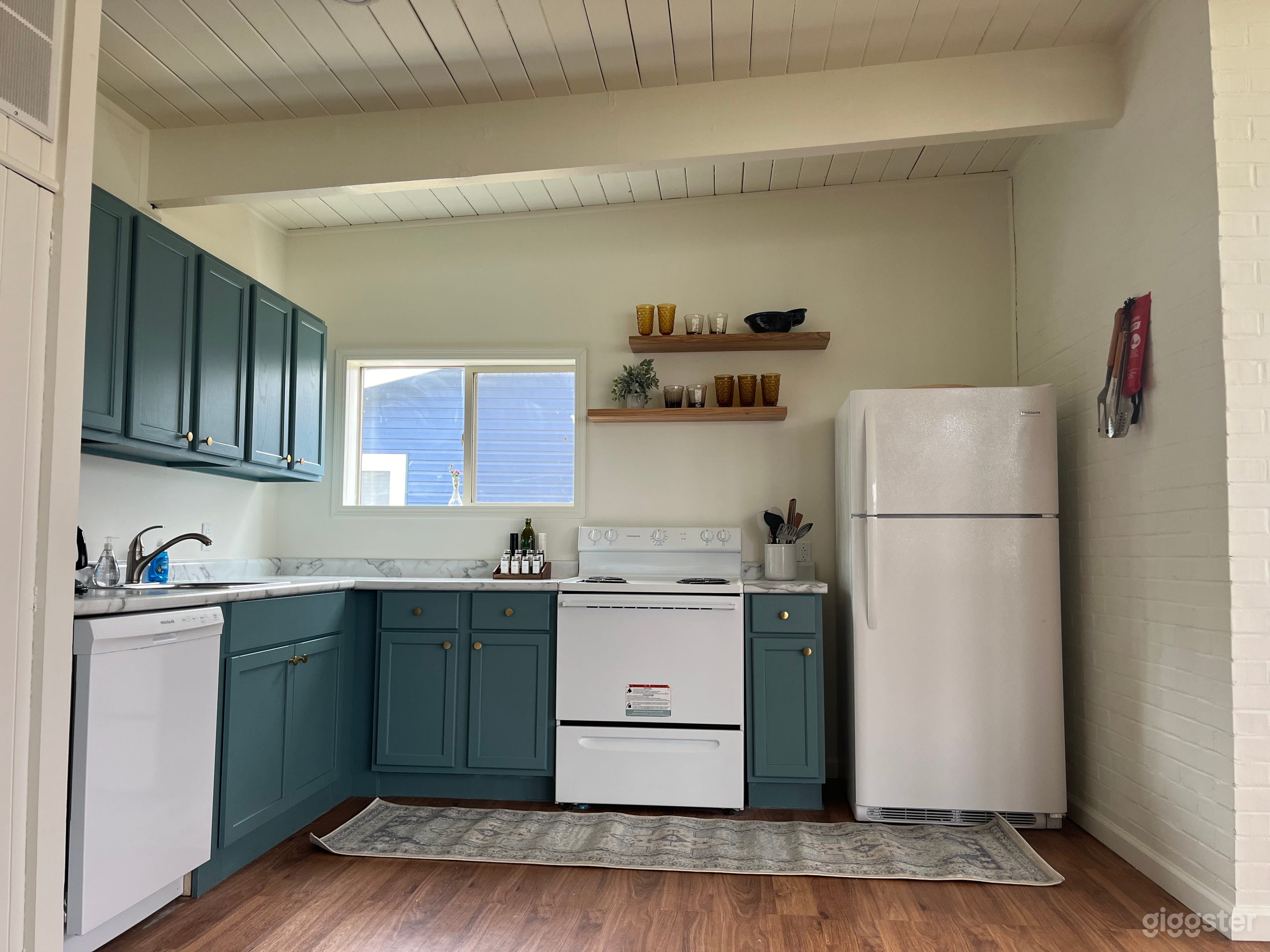 Lake front cottage with modern decor Photo 2