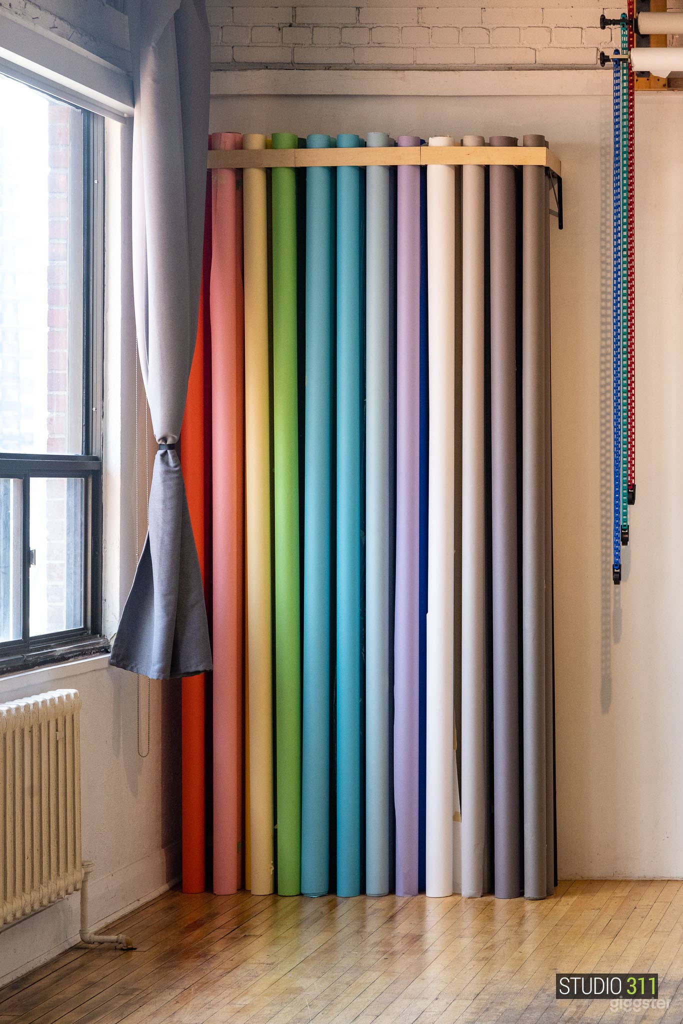 The Seamless Paper Wall
• Over 50 Different Colours