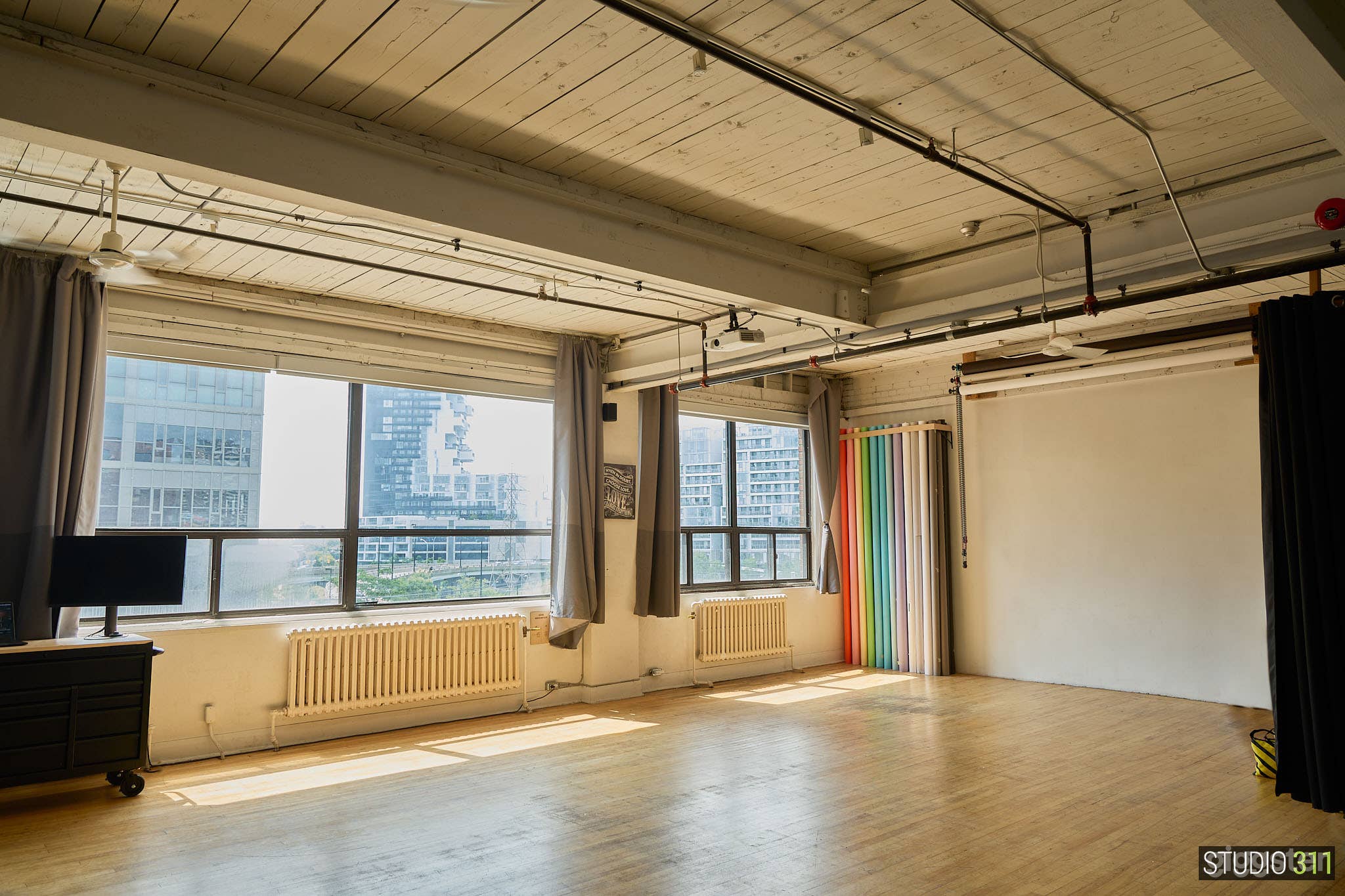 STUDIO 311
• Downtown Toronto
• 1,300 sq. ft. open concept
• South-facing (natural warm light)
• Hard loft (century-old building)
• Equipment rental available