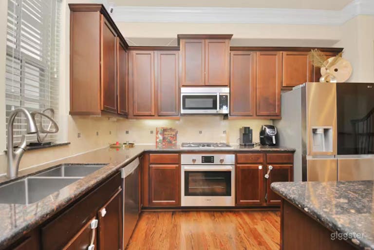  Fully Equipped Kitchen Space for Rent 