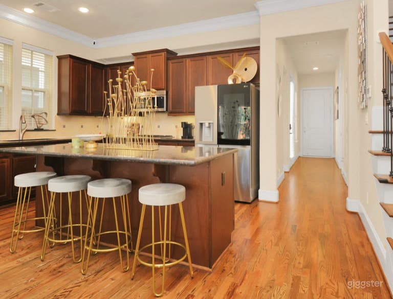  Fully Equipped Kitchen Space for Rent 