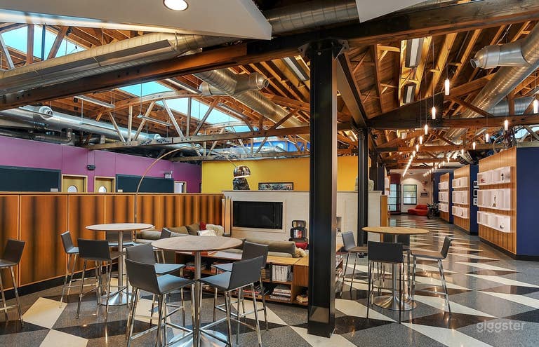  Deluxe Lounge | Northside Chicago 