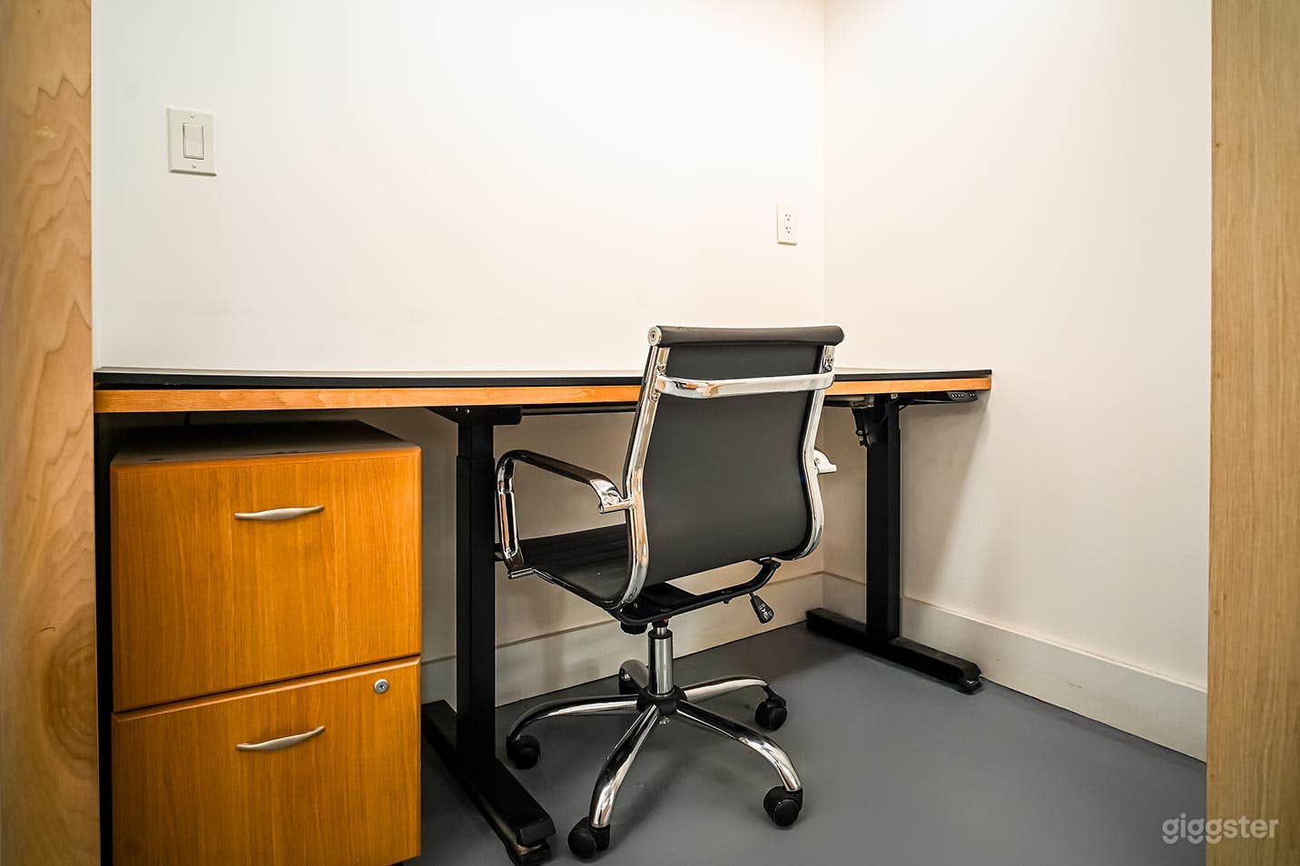 Serpentine Alcove | Comfortable Workspace for Focused Work Photo 4