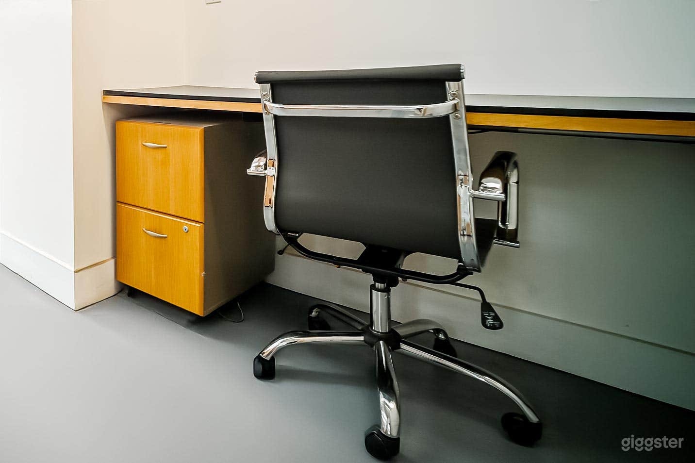Serpentine Alcove | Comfortable Workspace for Focused Work Photo 3