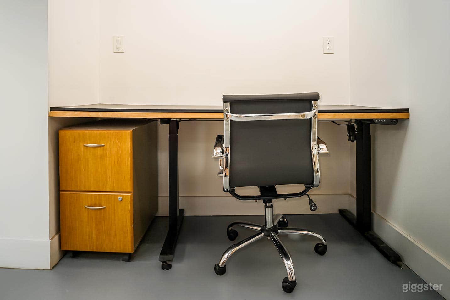 Serpentine Alcove | Comfortable Workspace for Focused Work Photo 1
