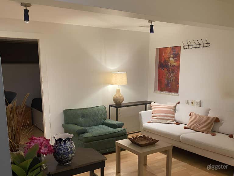 Charming Cozy Basement Suite 