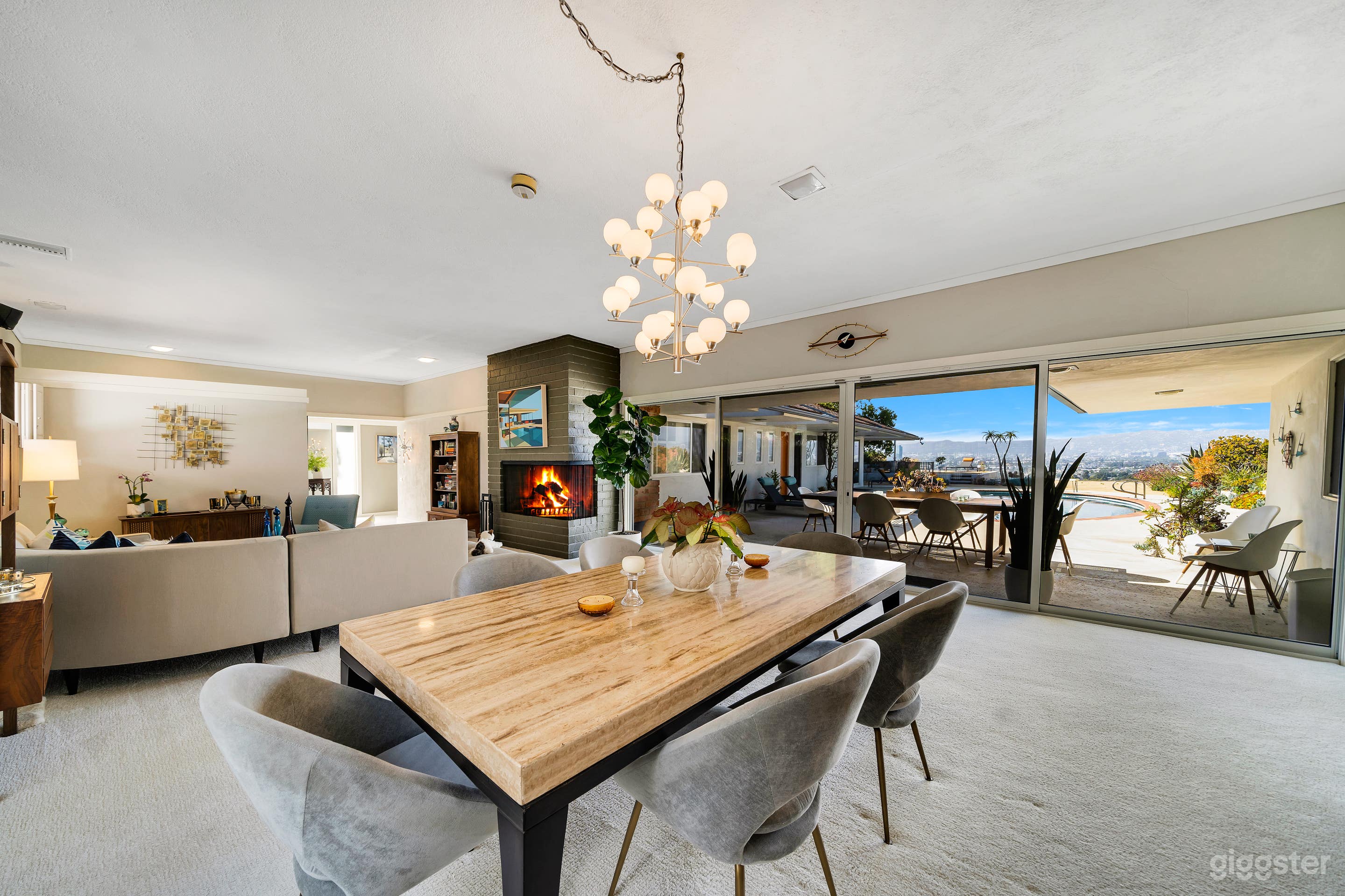 MID-CENTURY MODERN GEM WITH VINTAGE FLAIR Photo 2