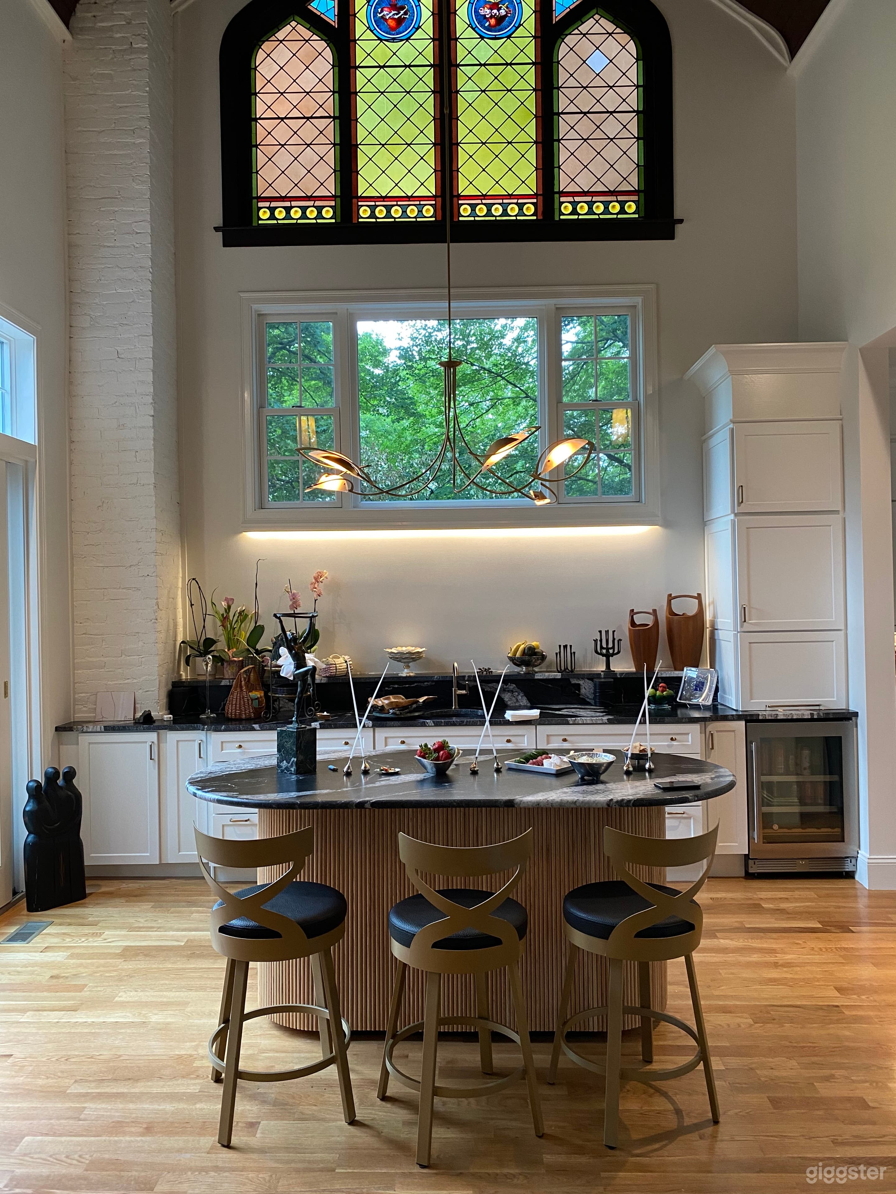 Alter space with specially designed island. Perfect for demonstrations, side by side interviews and monologues. 