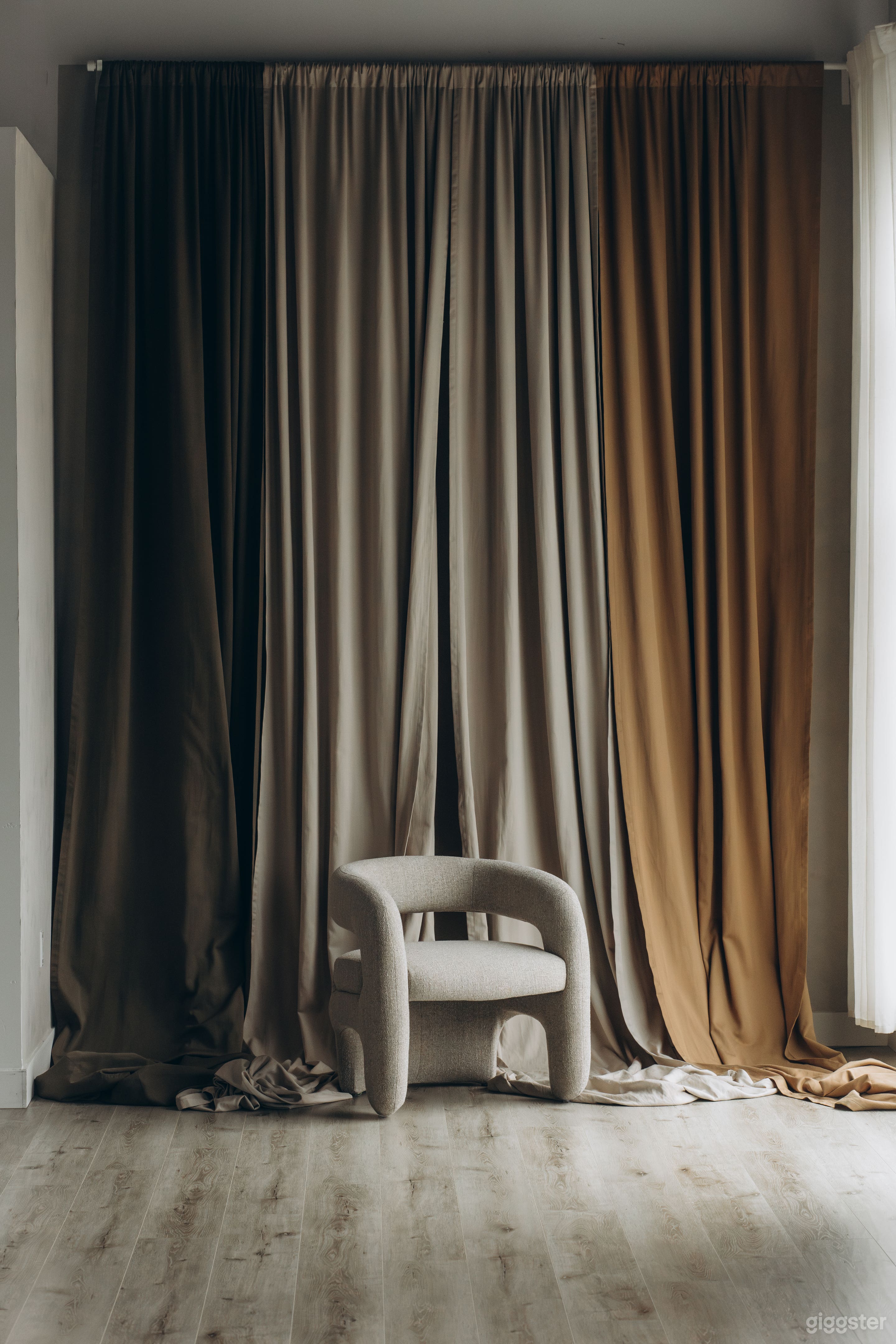 Large, Natural Light Stylish Studio in Metro Vancouver Photo 4