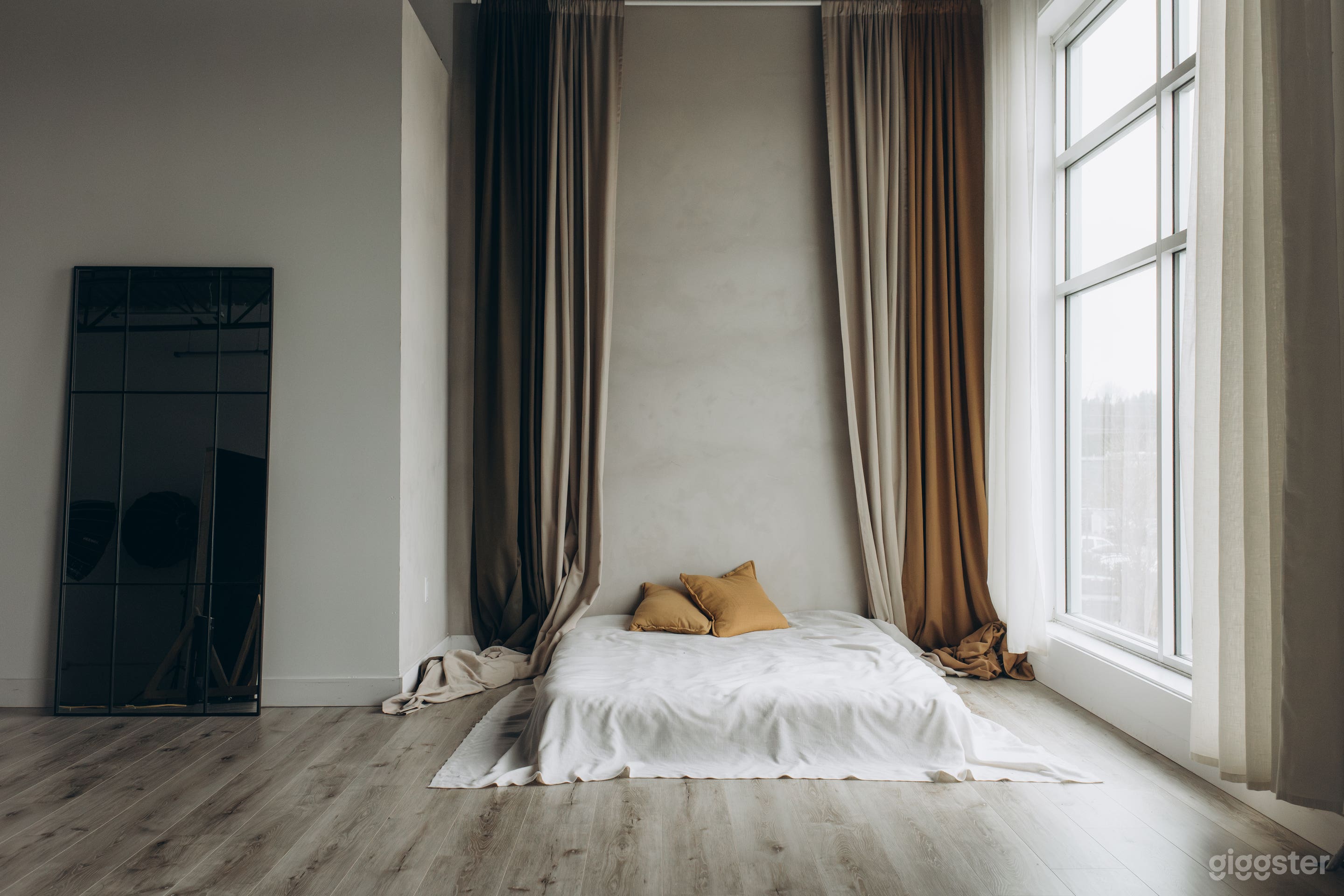 Large, Natural Light Stylish Studio in Metro Vancouver Photo 3