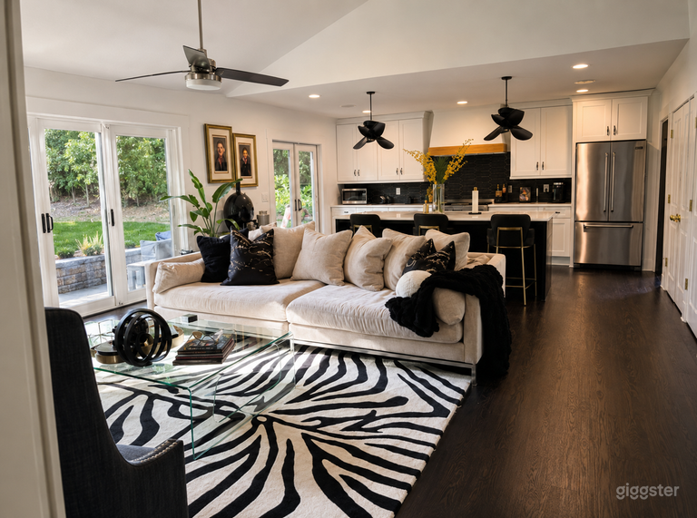  Elegante casa ranch in bianco e nero con ampio cortile 