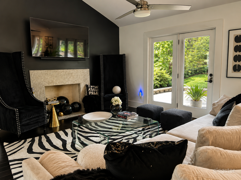  Elegante casa ranch in bianco e nero con ampio cortile 