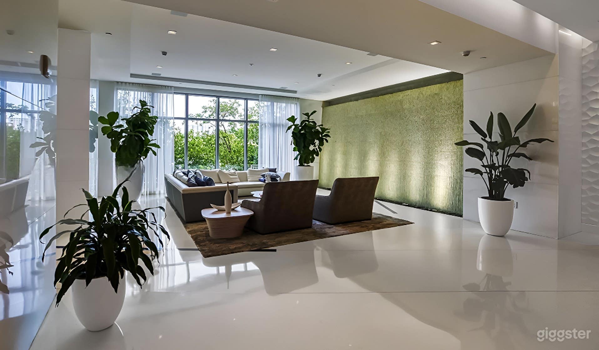 Stunning South-Facing Corner Condo with Panoramic View Photo 2