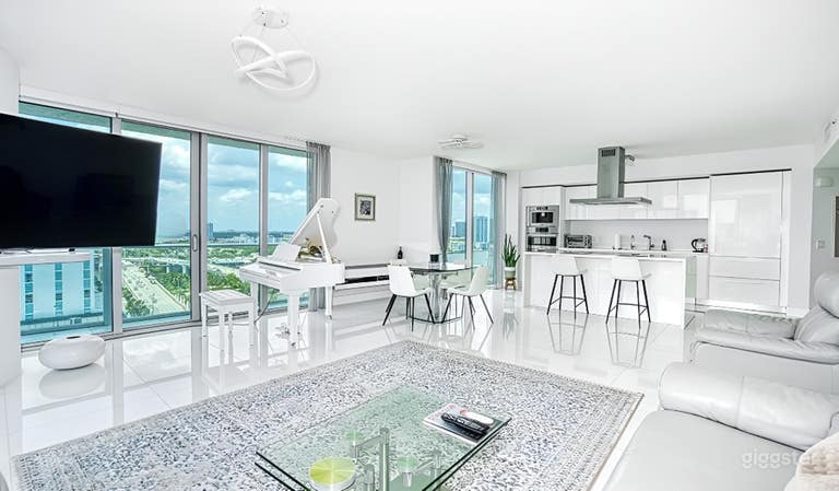  Stunning South-Facing Corner Condo with Panoramic View 