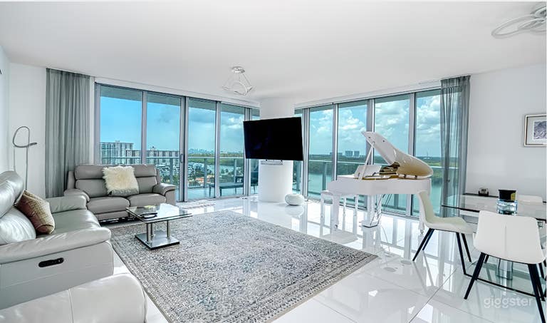  Stunning South-Facing Corner Condo with Panoramic View 