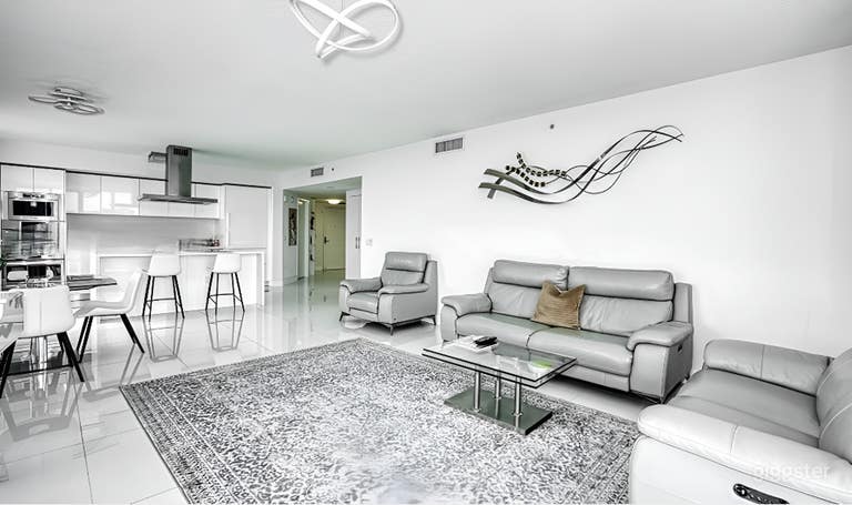  Stunning South-Facing Corner Condo with Panoramic View 