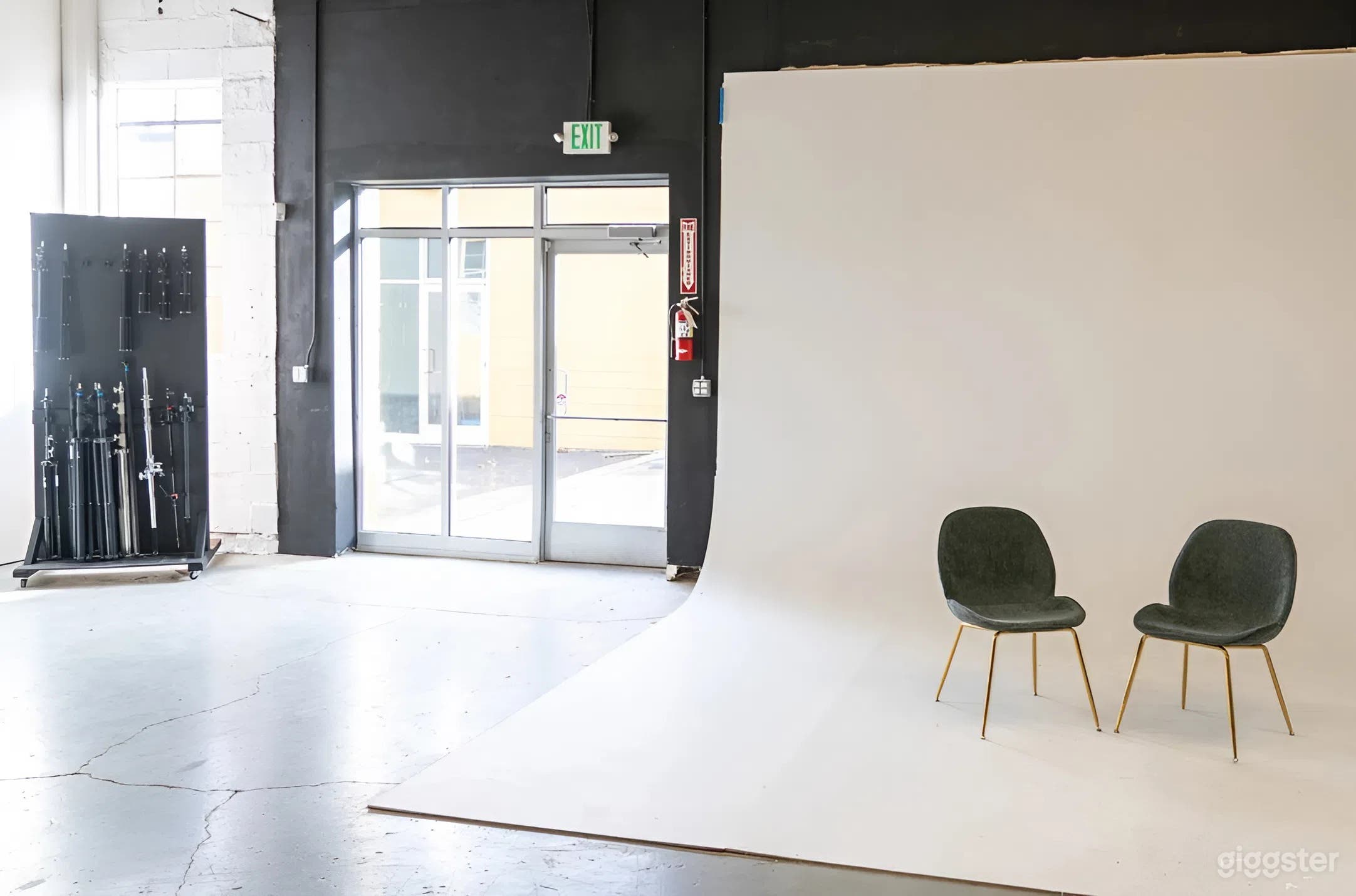 16ft White Cyclorama Station with 48ft Shooting Space Photo 4