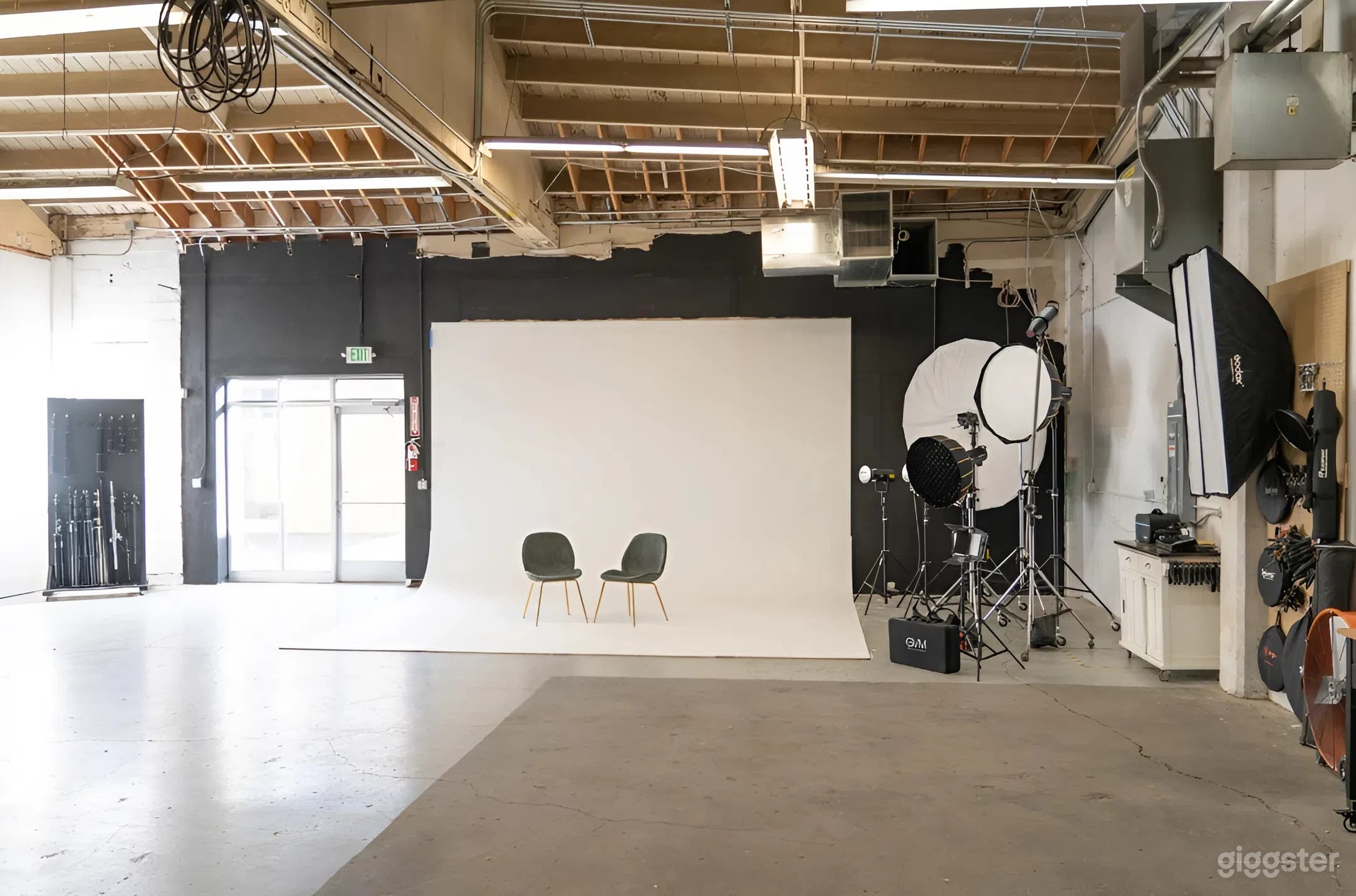 16ft White Cyclorama Station with 48ft Shooting Space Photo 3