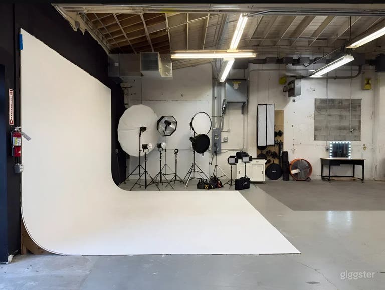  16ft White Cyclorama Station with 48ft Shooting Space 