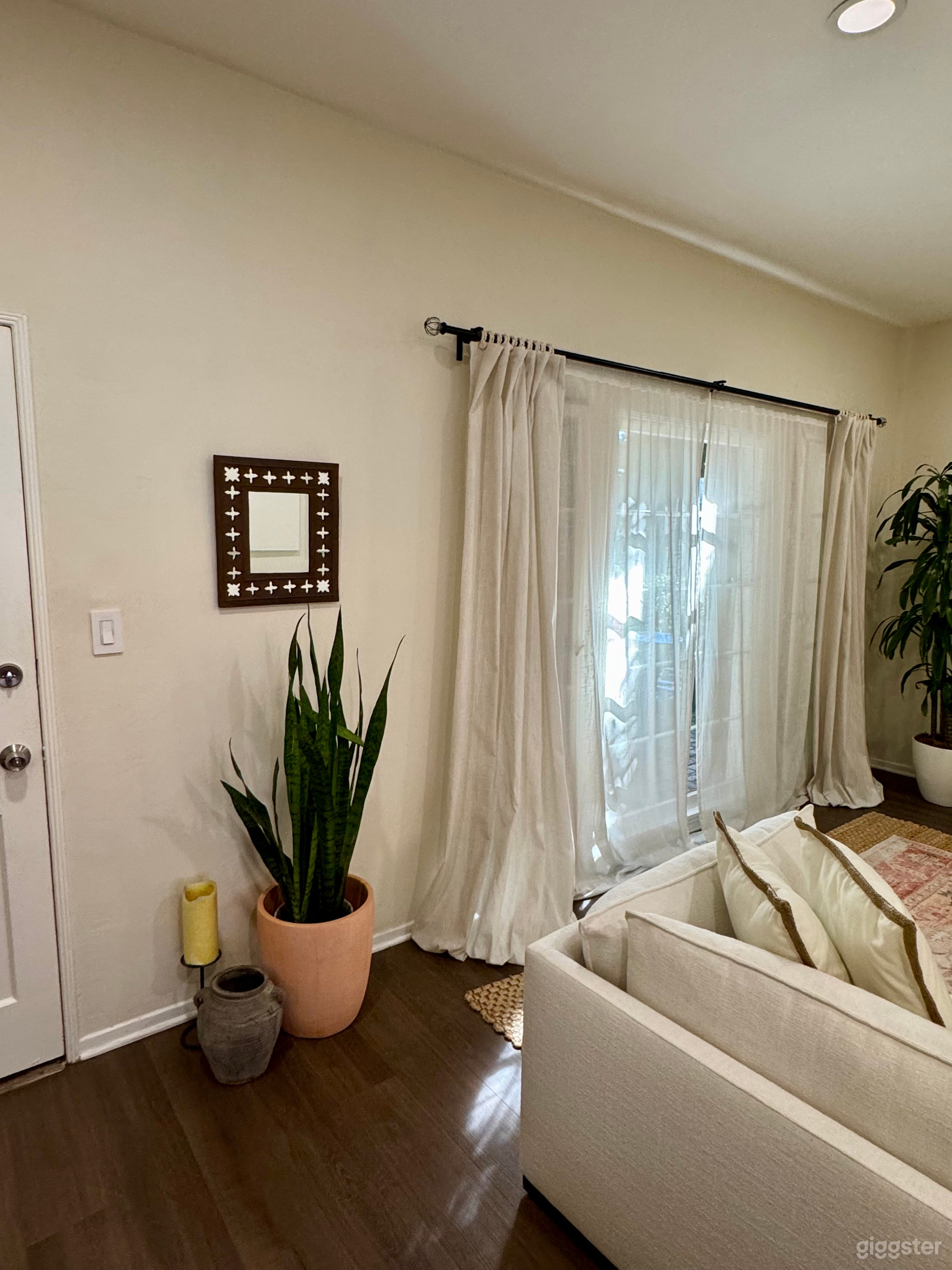 Chic, Airy California Casual Home in Warm Tones Photo 4