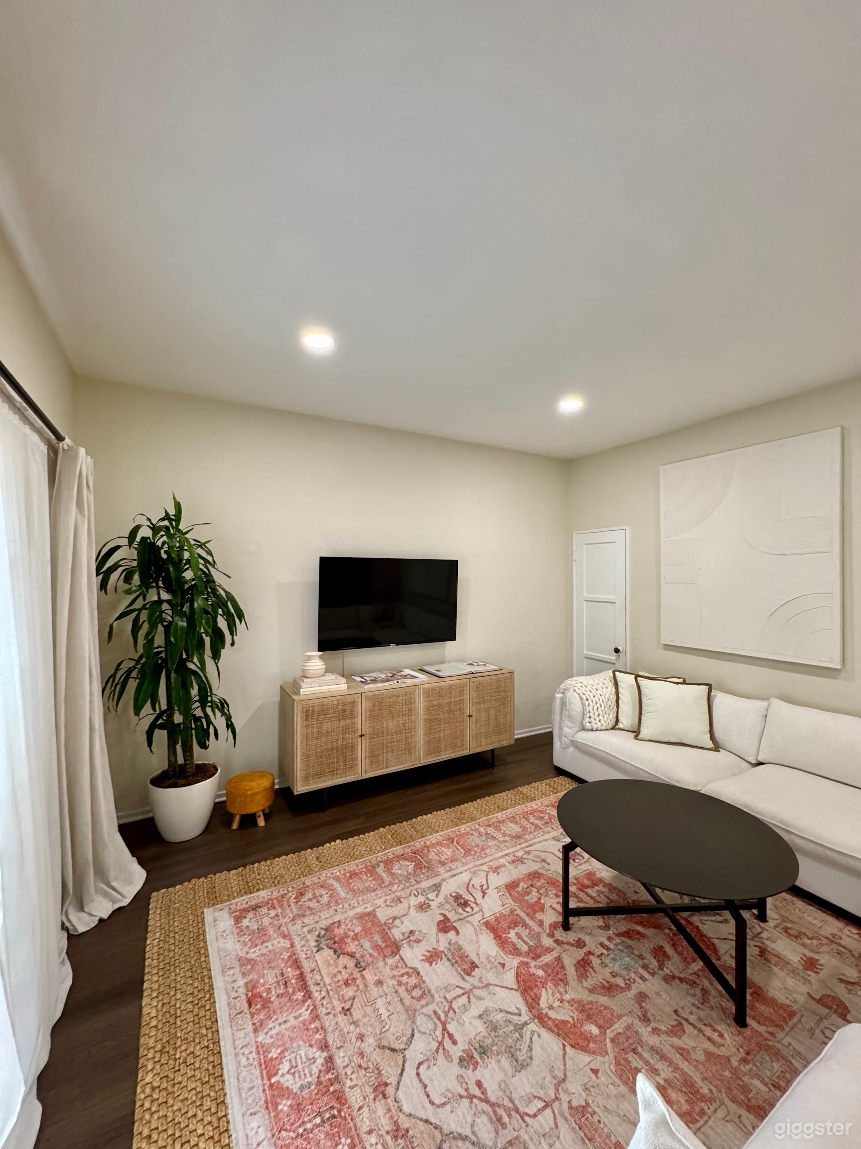 Chic, Airy California Casual Home in Warm Tones Photo 2