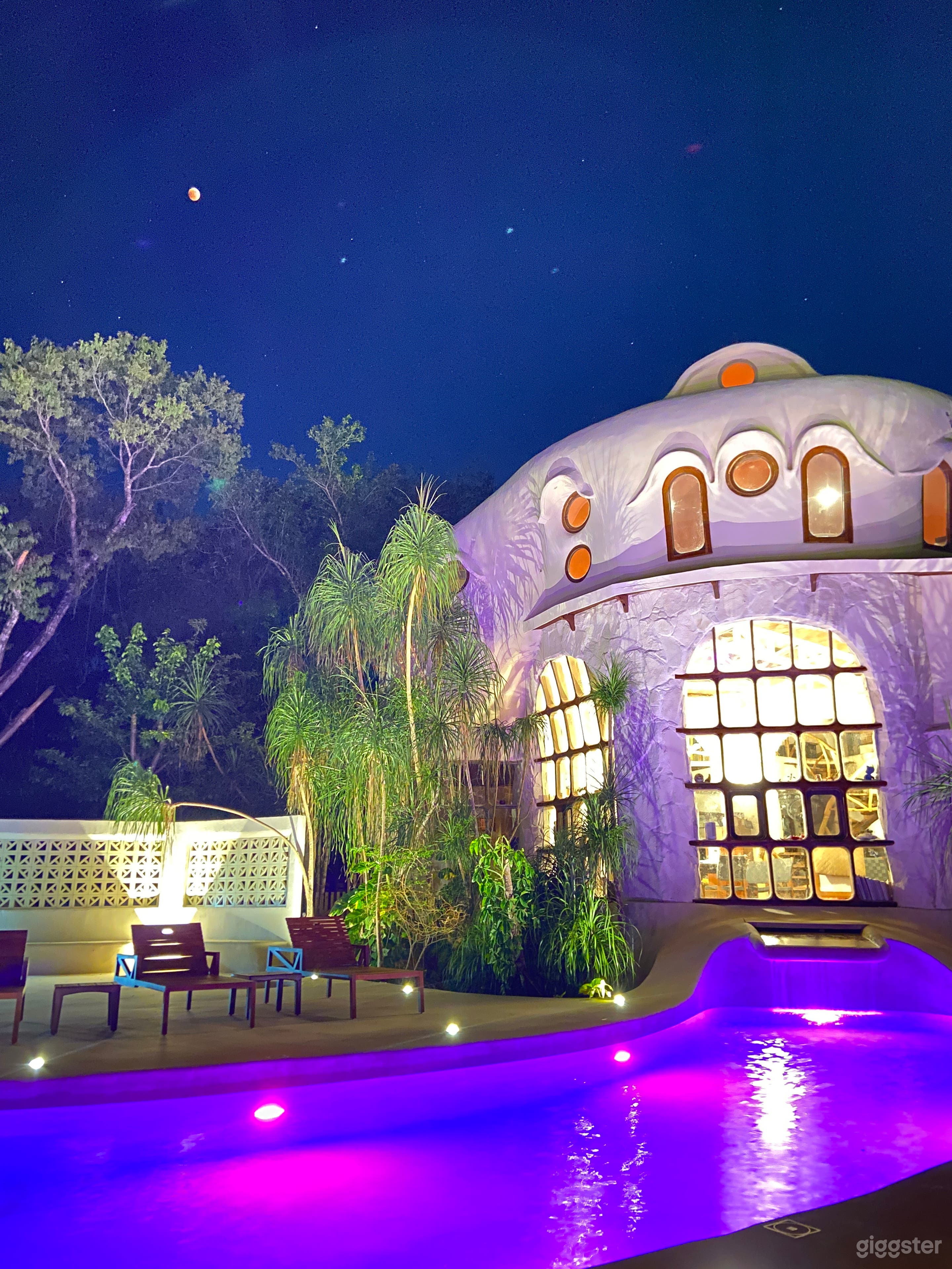 Spectacular Outdoor Space Photo 3