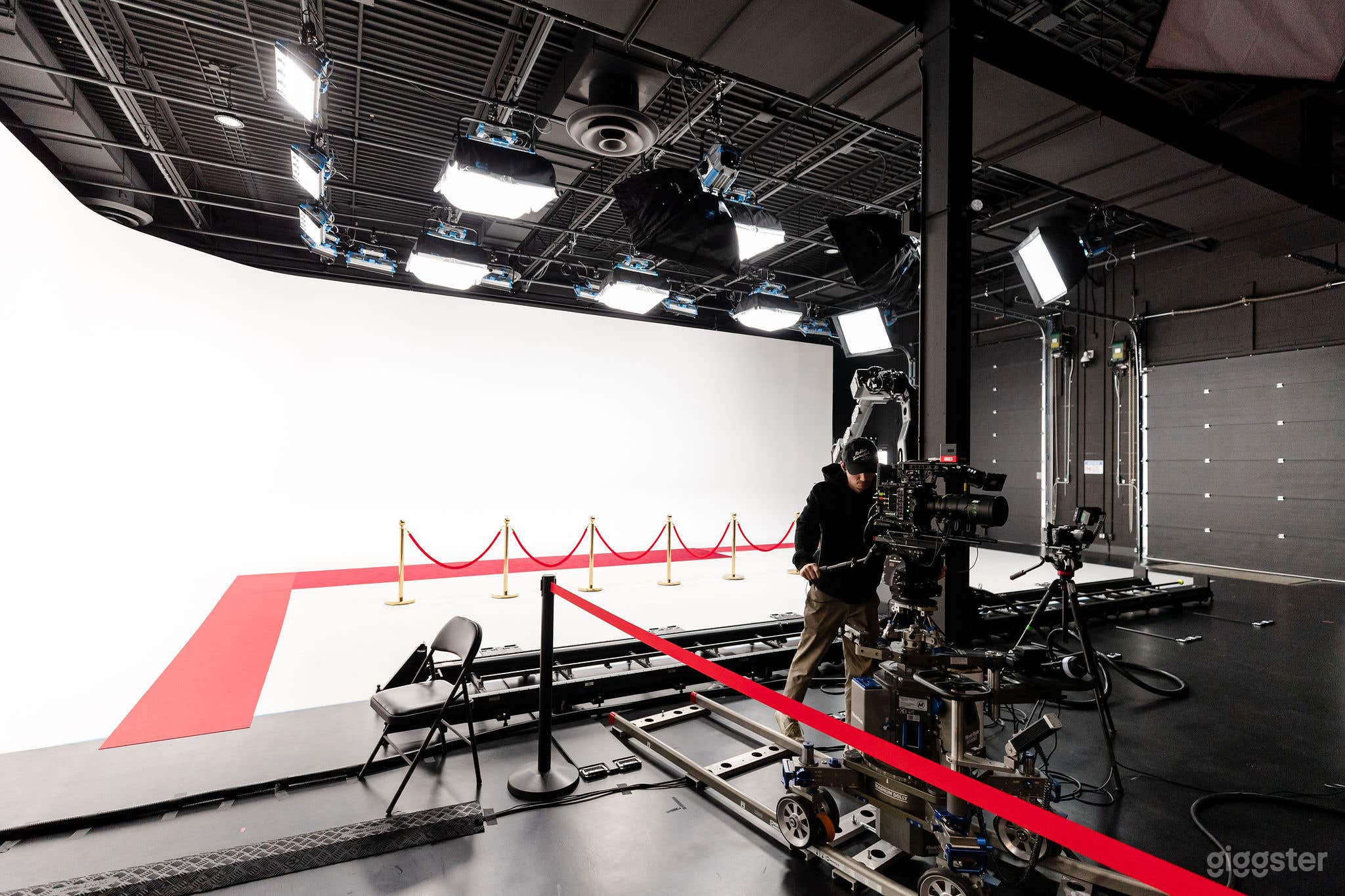 Cyclorama Stage with Arri Lighting Grid Photo 4