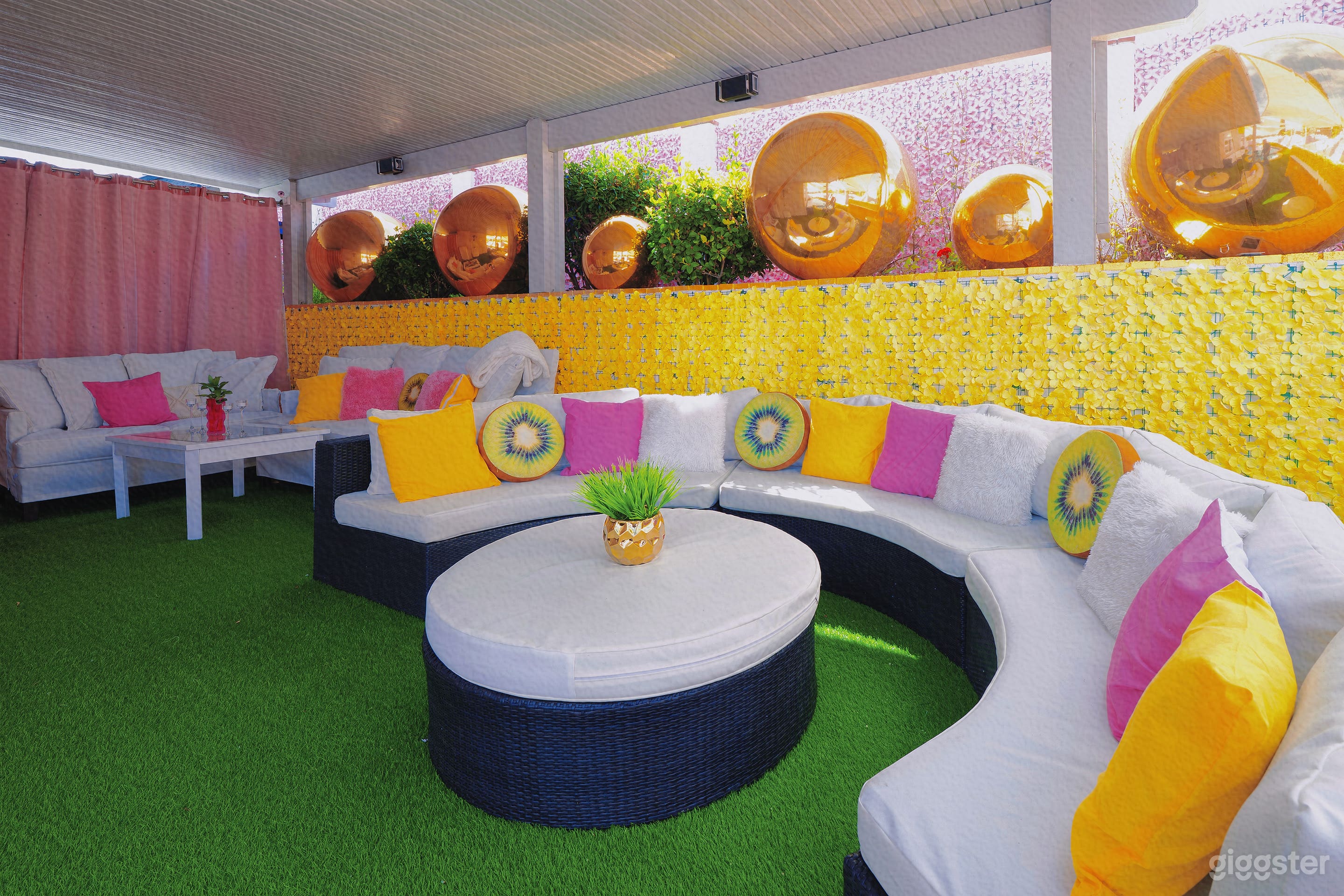 Pink Content House: Pool, Glass Dome, Rose Wall for Shoots Photo 3