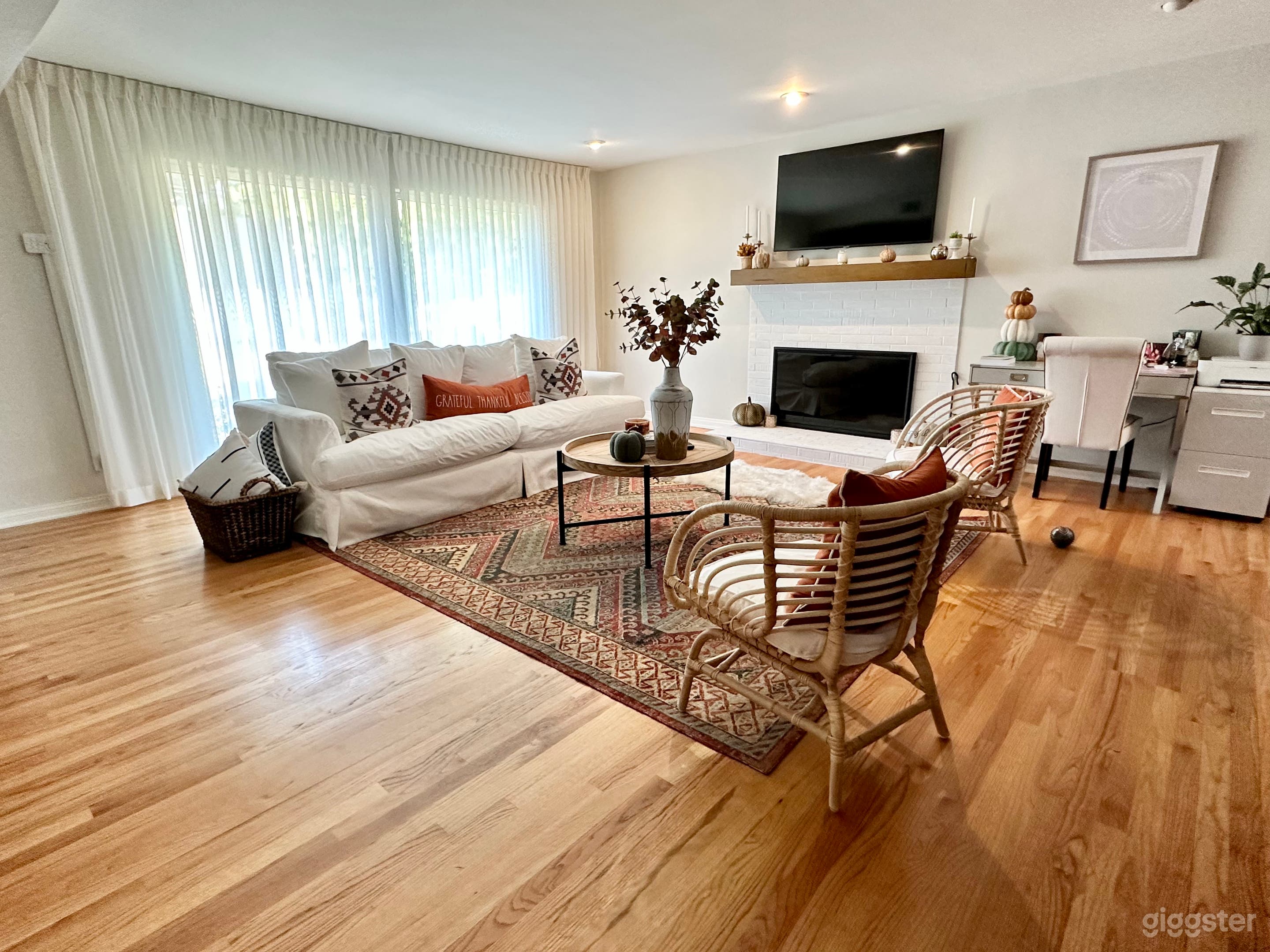 Beautiful Traditional American Home with Pool! Photo 4