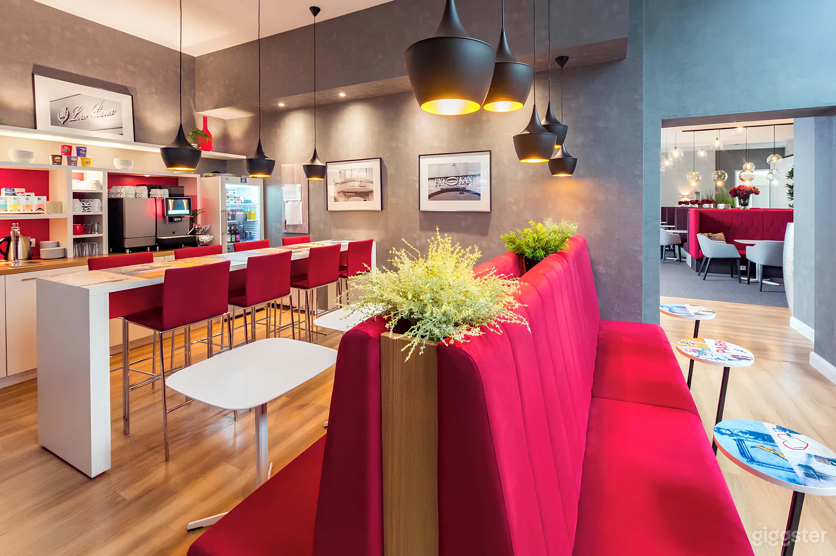 Der einladende Bistro- und Lounge-Bereich Foto 3