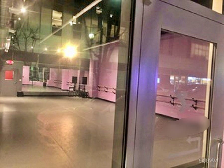 Contemporary Studio C Photo 4