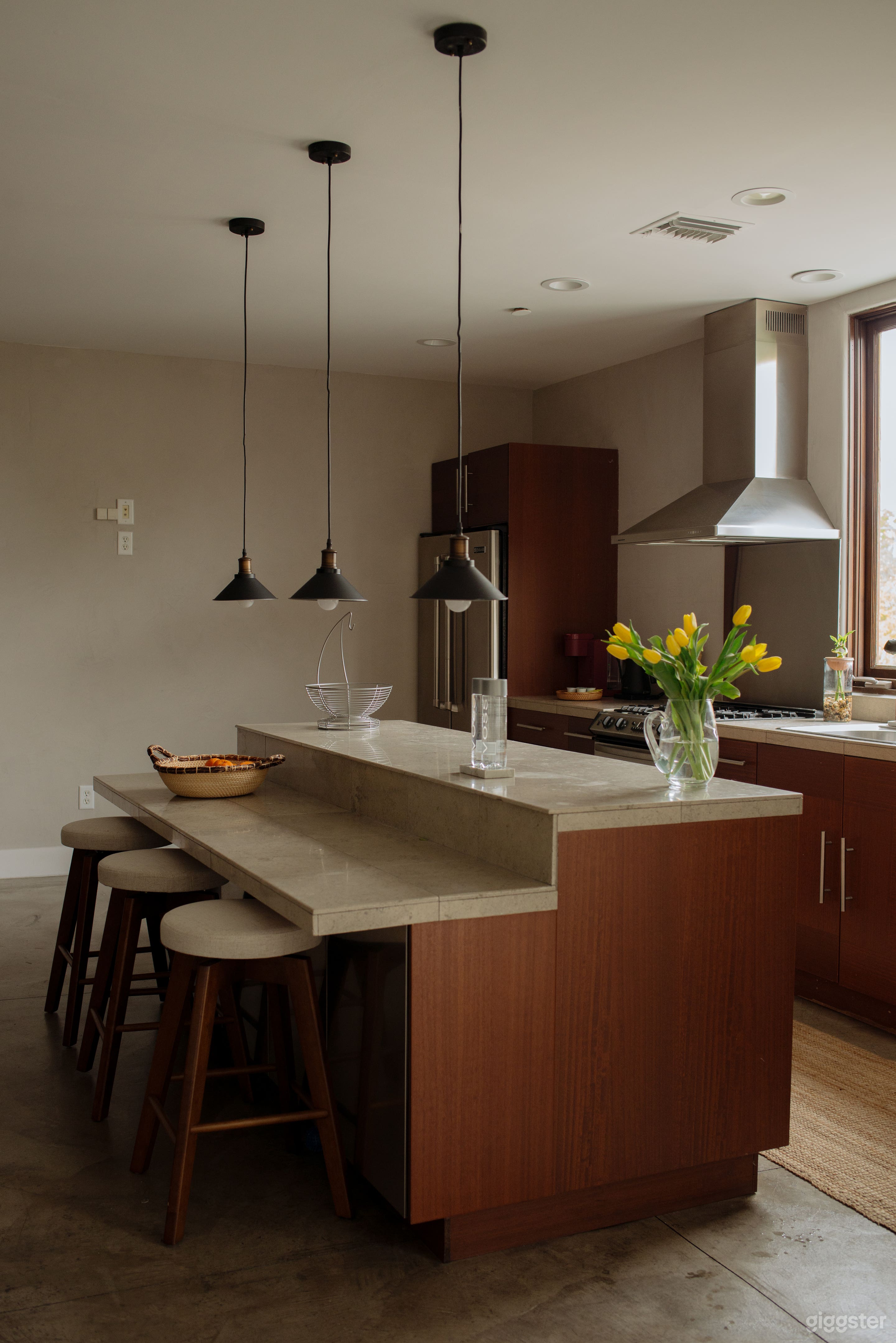 Designer Loft — Bright, Airy, Mid-Century Modern Photo 4