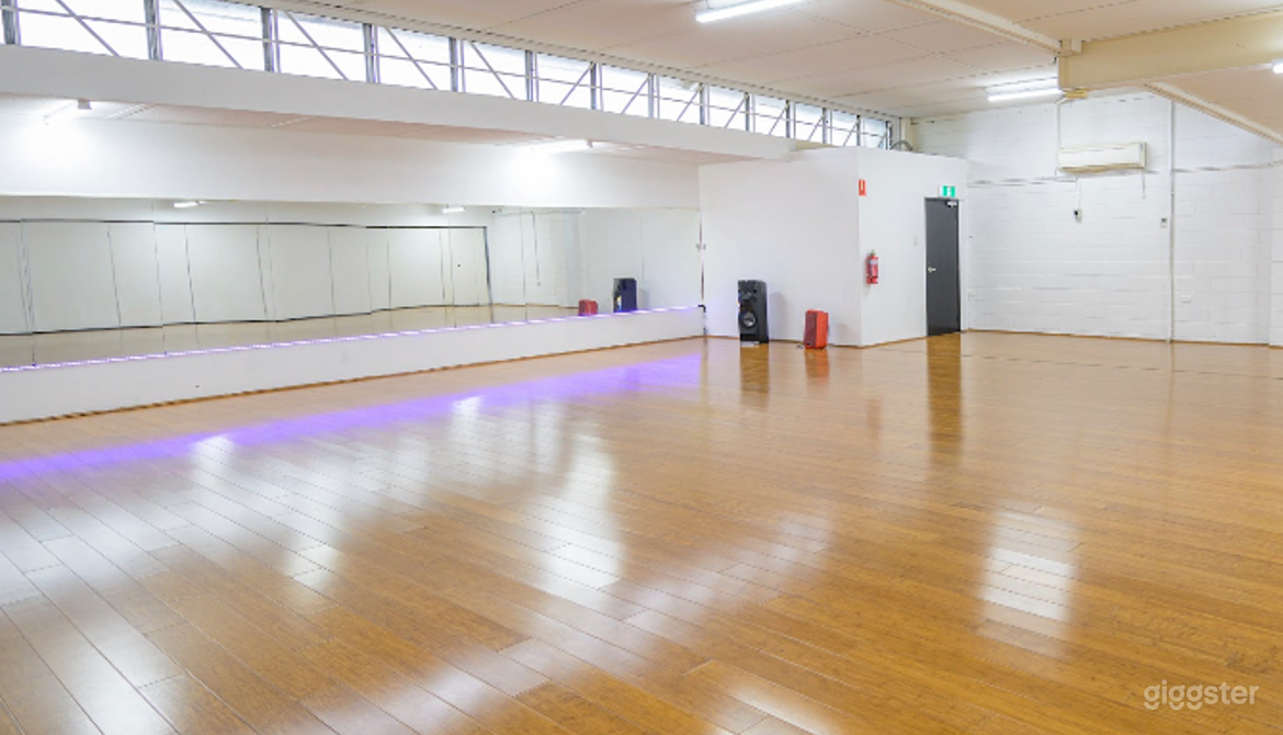 Fully Equipped Large Studio in Woolloongabba Photo 2