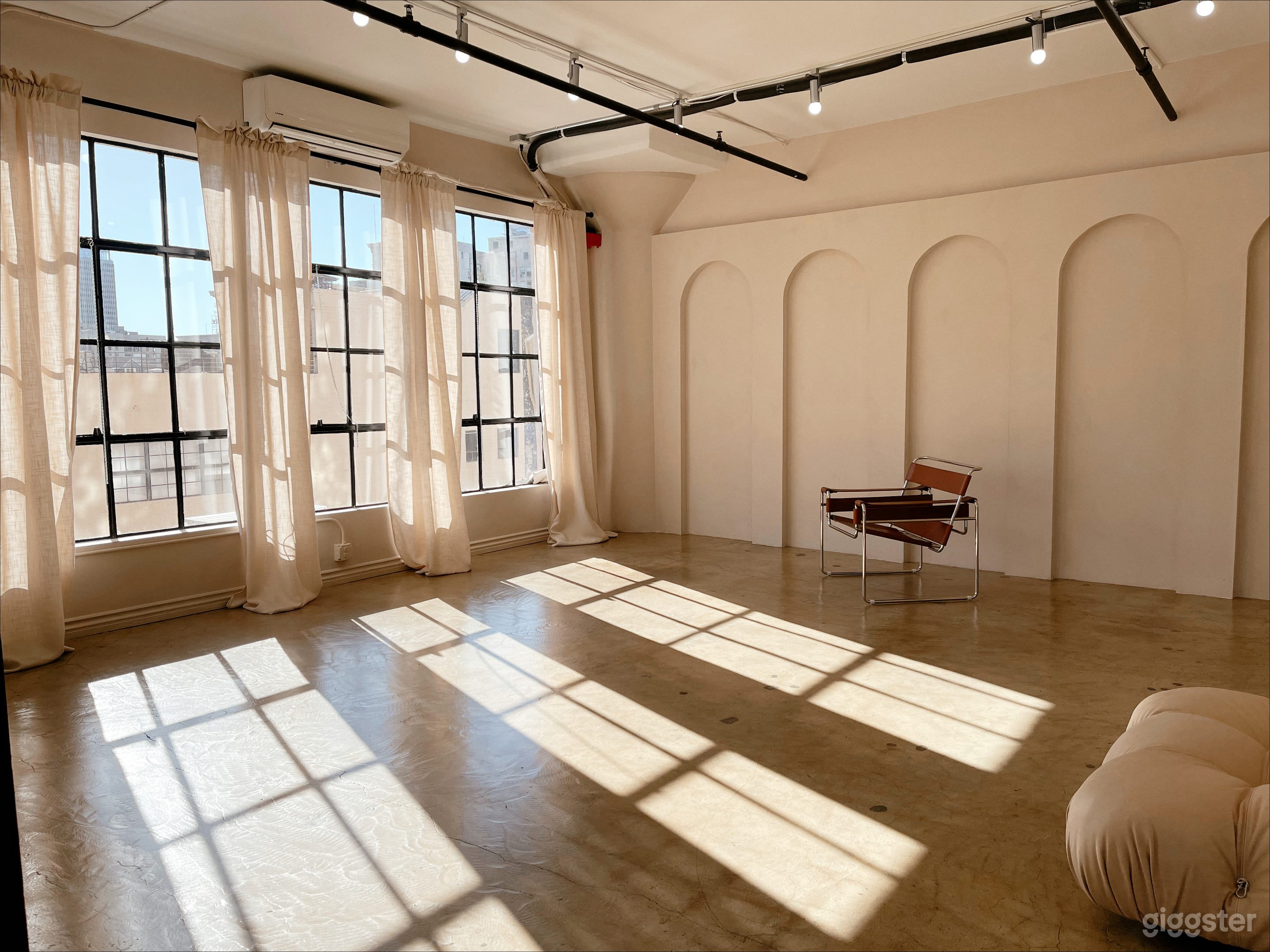 DTLA Luxury Corner with Ample of Natural Light Photo 3