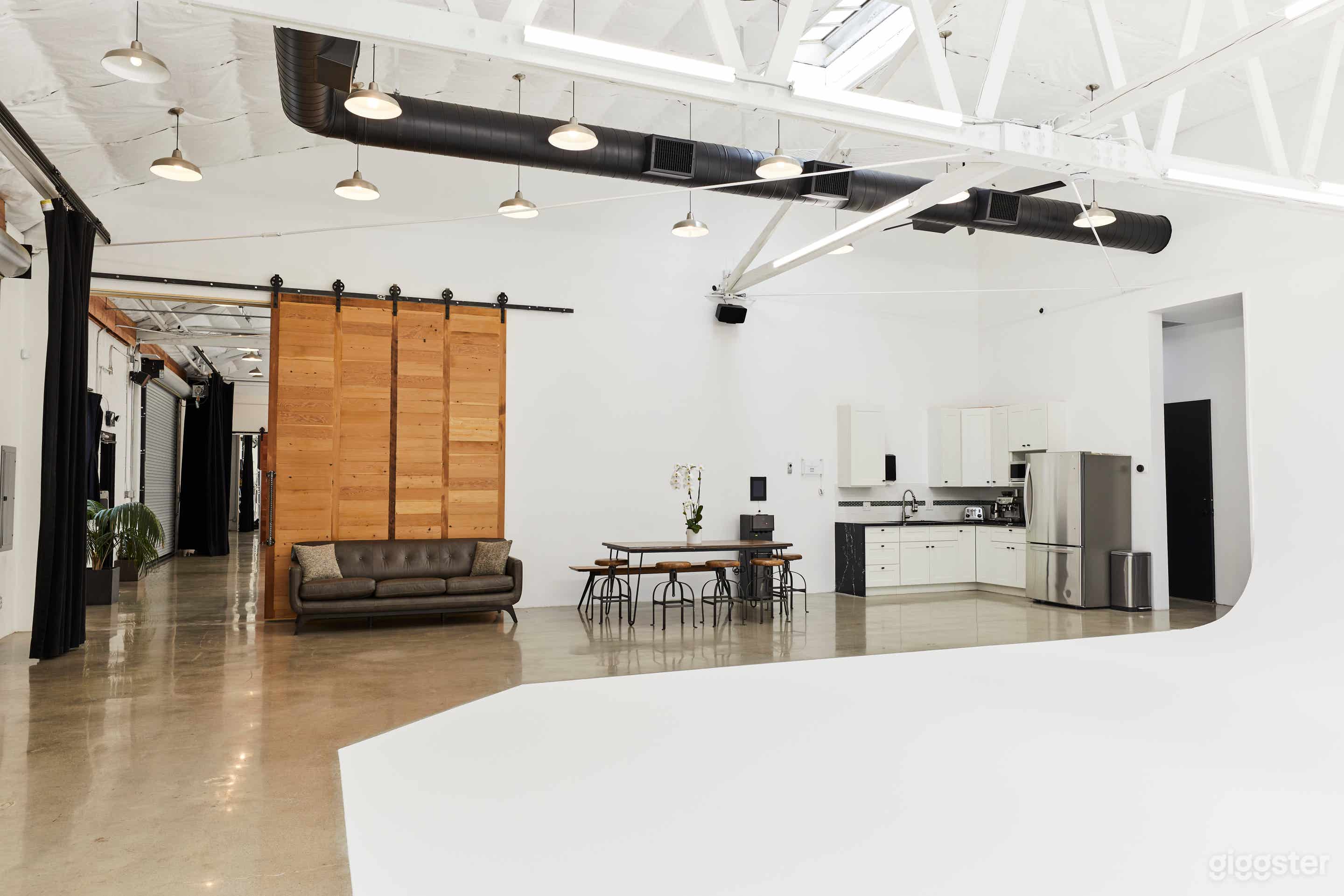 Lounge Area &amp; Full Kitchenette