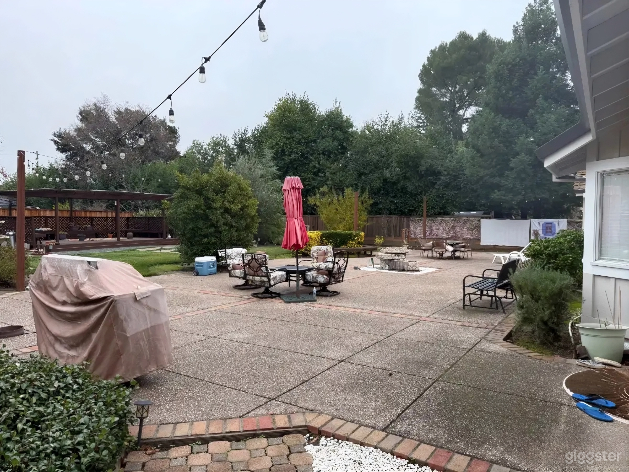 Spacious Backyard Oasis: Bring Your Own Decorations! Photo 2