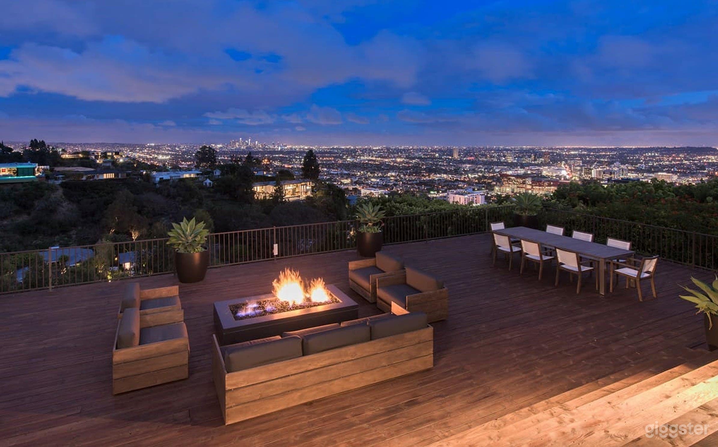 Modern And Luxurious Breathtaking Pool Photo 4