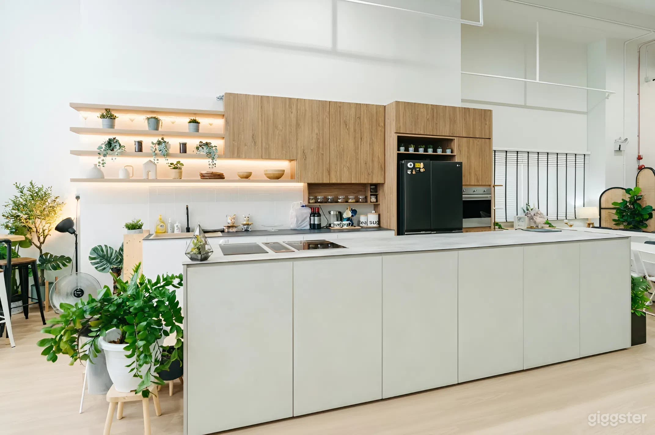 Bright Designer Kitchen Studio Photo 2