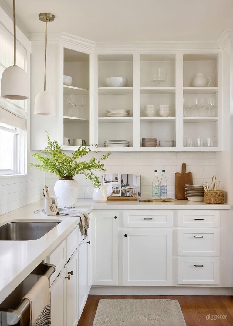  Stylish and Sunny Bungalow 