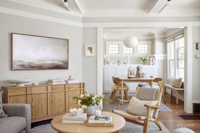  Stylish and Sunny Bungalow 