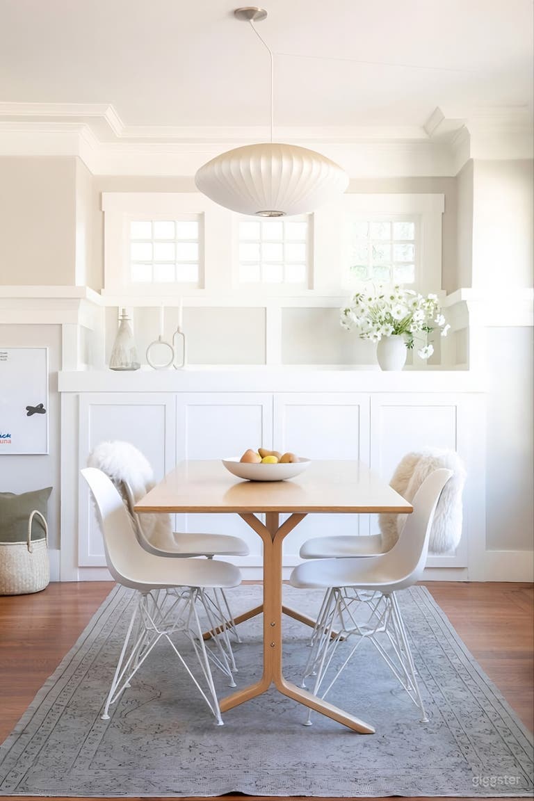  Stylish and Sunny Bungalow 