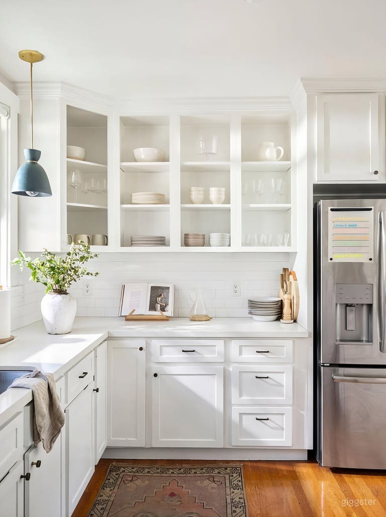  Stylish and Sunny Bungalow 