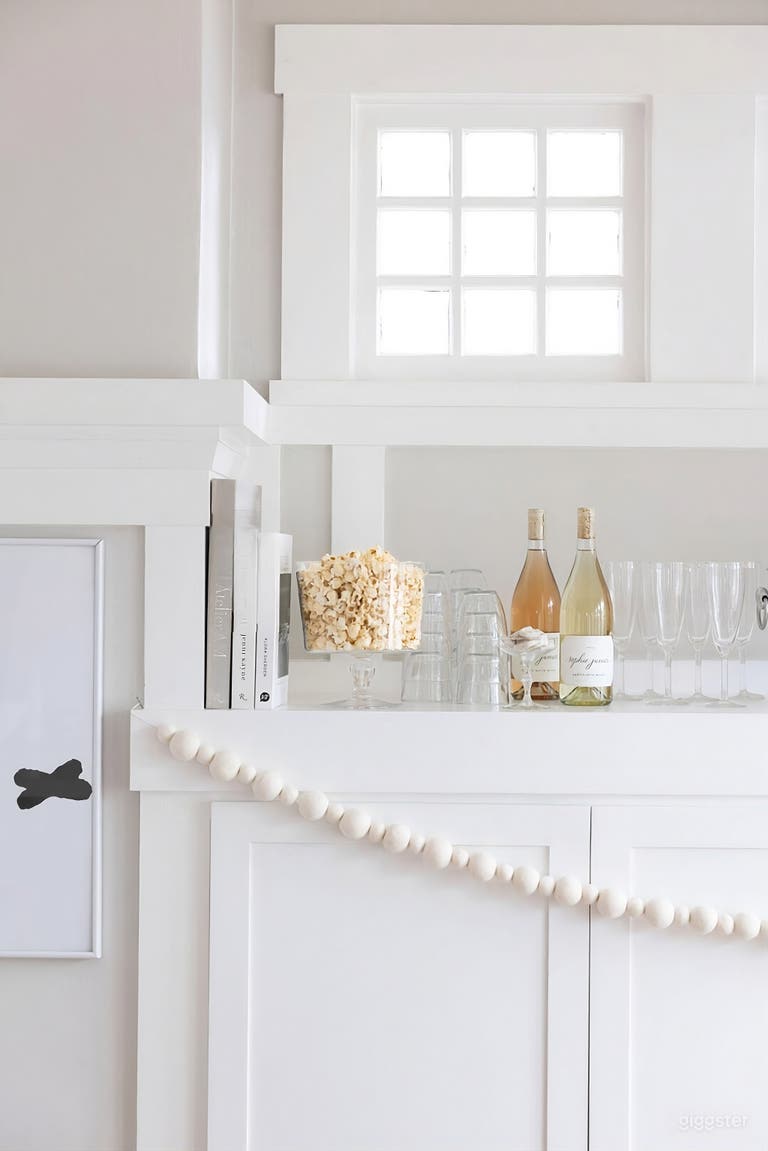  Stylish and Sunny Bungalow 