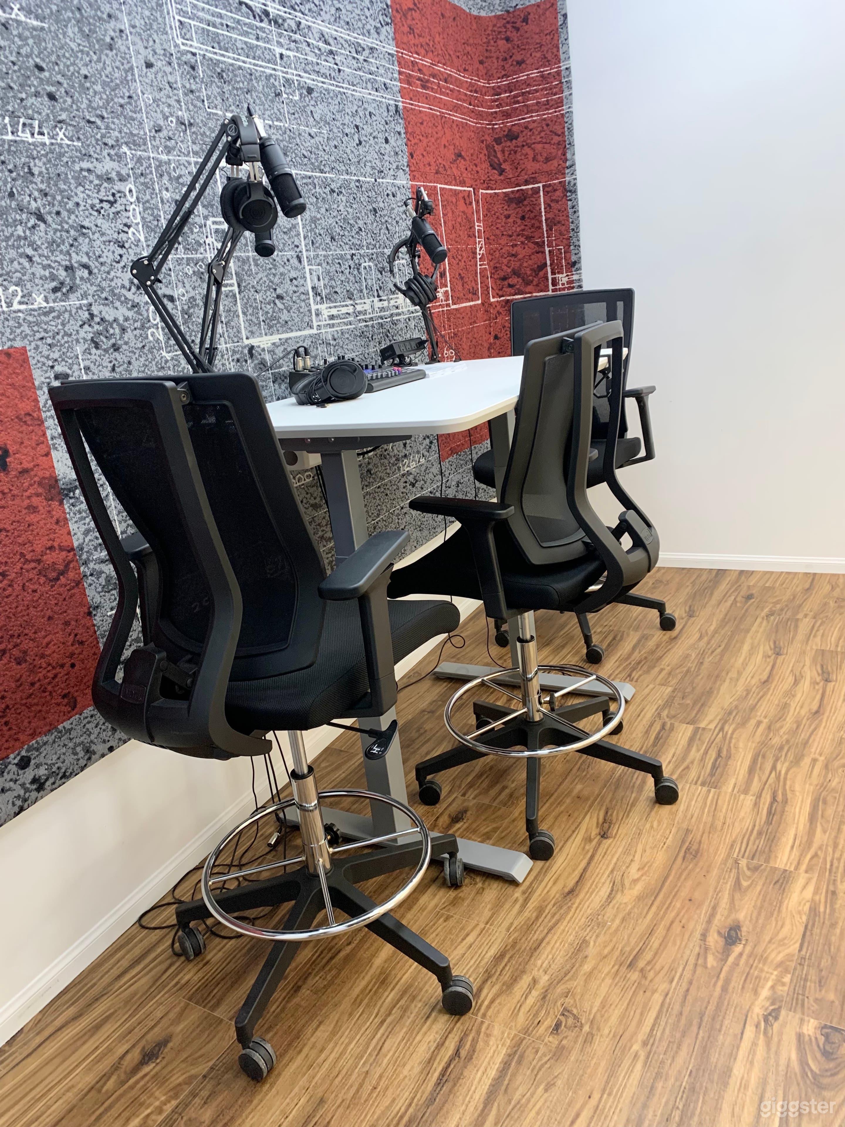 Fully equipped Podcast Studio in DTLA Photo 4